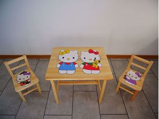Obrázok Detský drevený stôl so stoličkami s potlačou - Hello Kitty