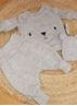 Obrázok z Pletená dojčenská sada 3D Medvedík, svetrík, tepláčiky + čiapočka, béžová