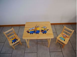 Obrázok Detský drevený stôl so stoličkami s potlačou - Mimoni 2