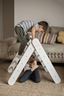 Obrázok z Detský drevený rebrík trojuholník Pikler: biely