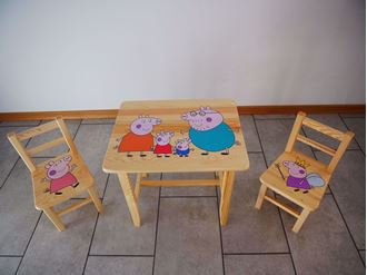 Obrázok z Detský drevený stôl so stoličkami s potlačou - Prasiatko Pepina