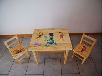 Obrázok z Detský drevený stôl so stoličkami s potlačou - Včielka Mája